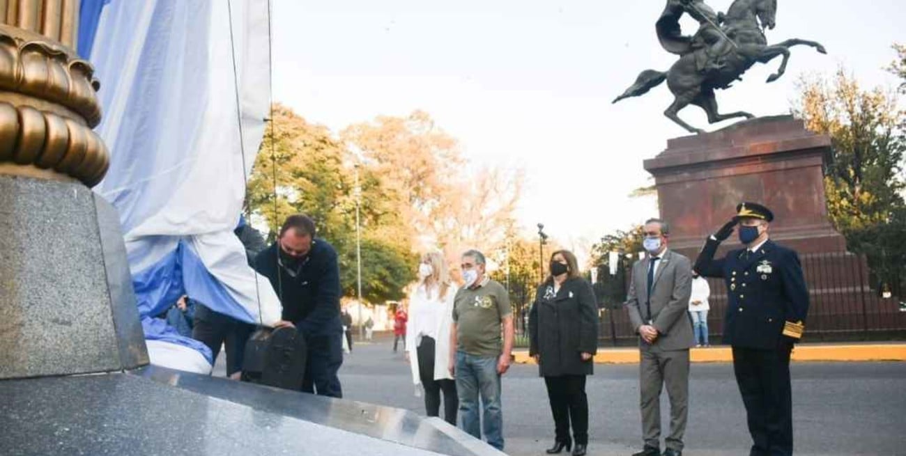 El intendente de Rosario llamó a "estar unidos y trabajar juntos" en la reconstrucción del país