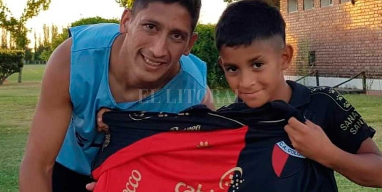 Video: el emotivo momento del "Barba" y los jugadores de Colón con un niño