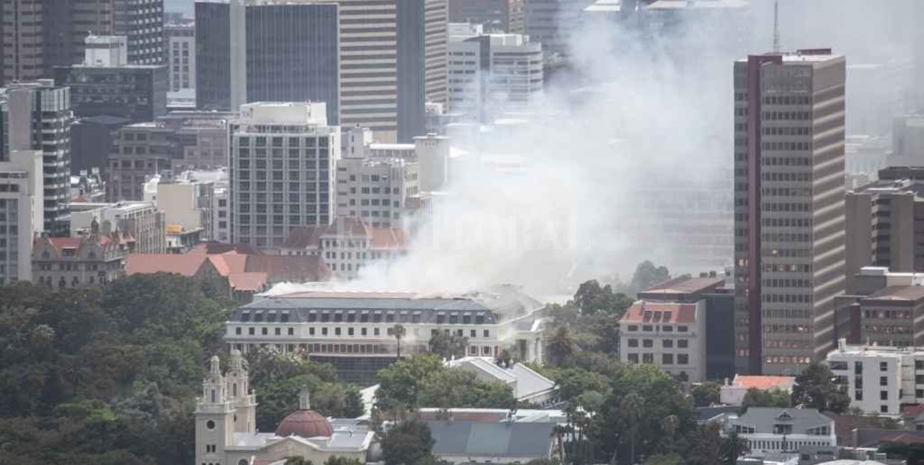 Se reactivó el incendio que devastó la sede del Parlamento de la República de Sudáfrica