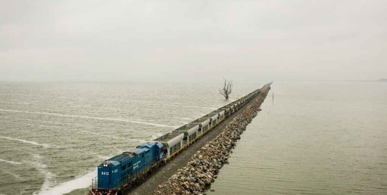 Tras 4 años sin operaciones, las vías del tren de cargas sobre la laguna La Picasa ya están rehabilitadas al 70% 