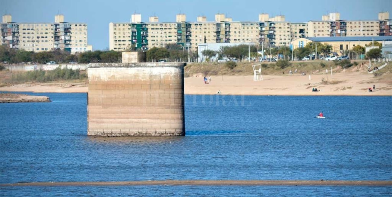 Asomó una larga "lengua" de  arena sobre la Costanera Este