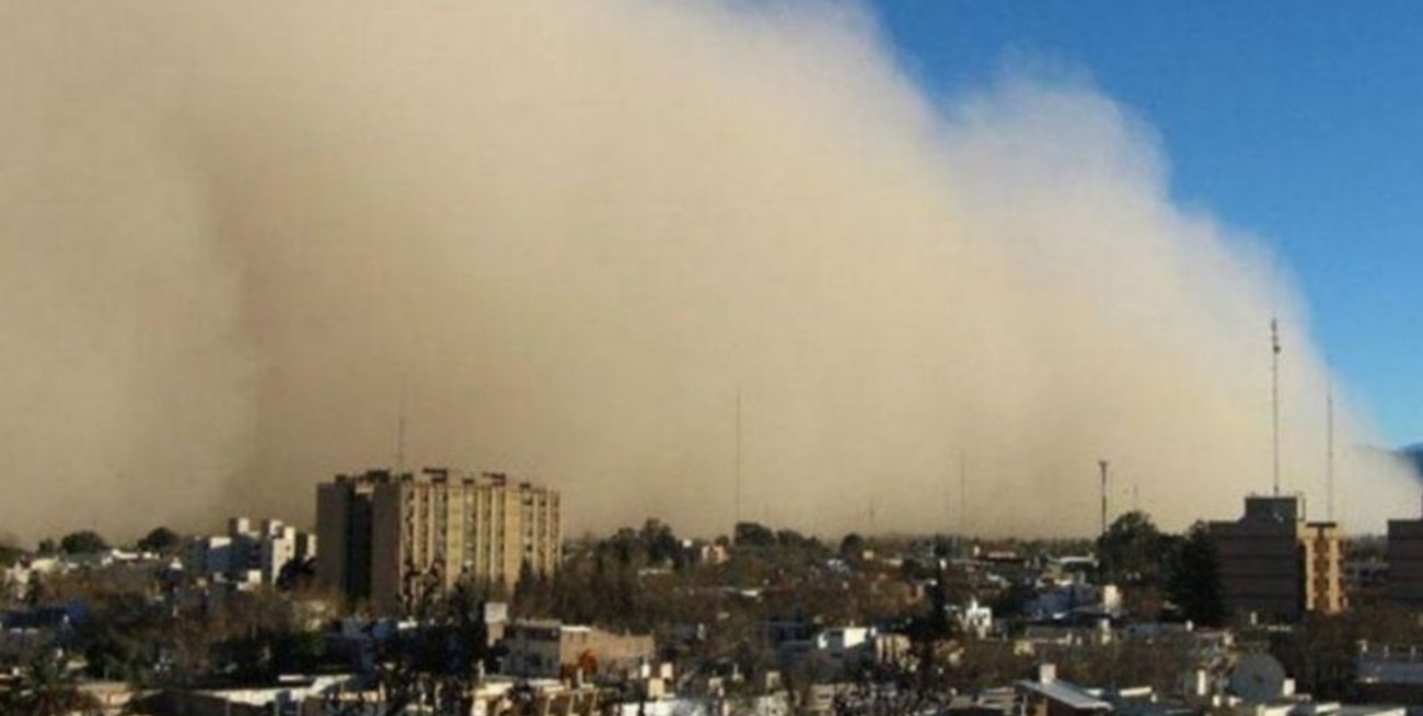 Alerta de nivel rojo por viento Zonda en Mendoza, Neuquén y San Juan