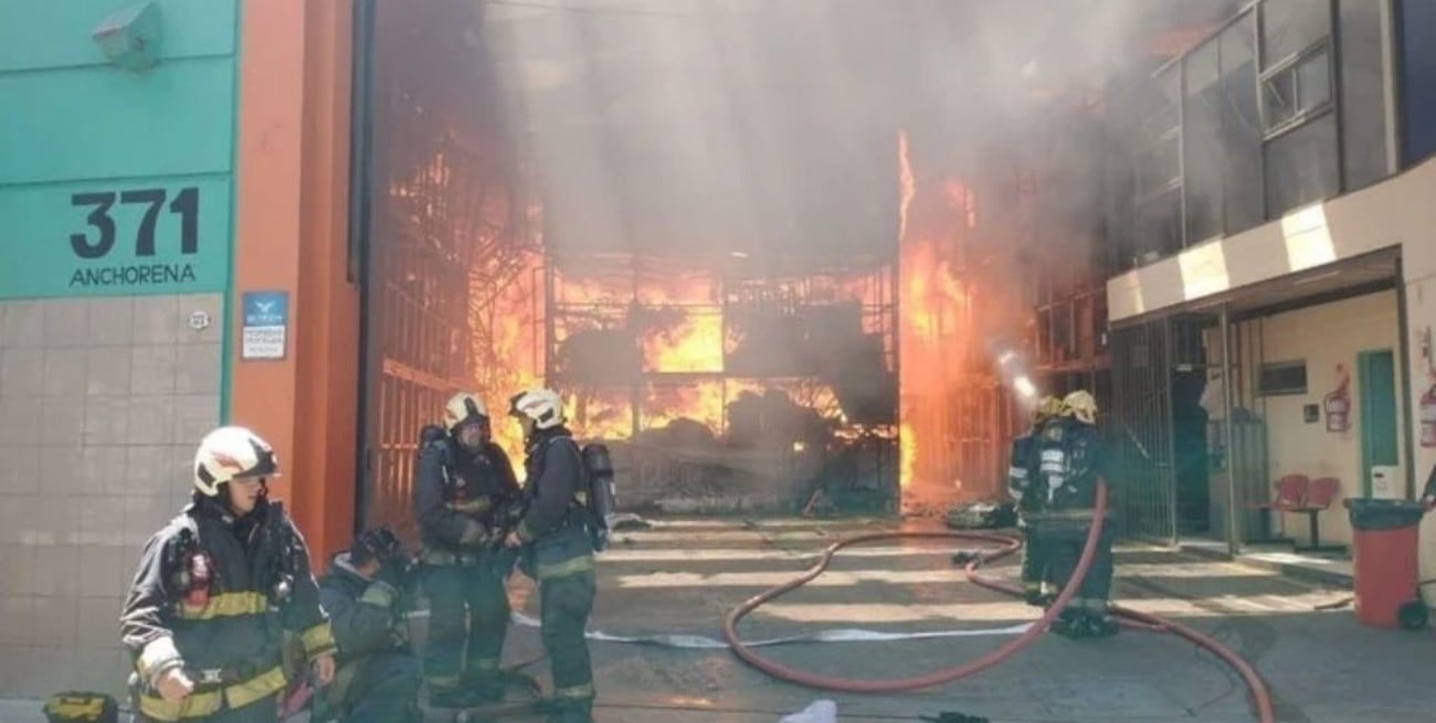 Impactante incendio en un depósito en la zona del Abasto