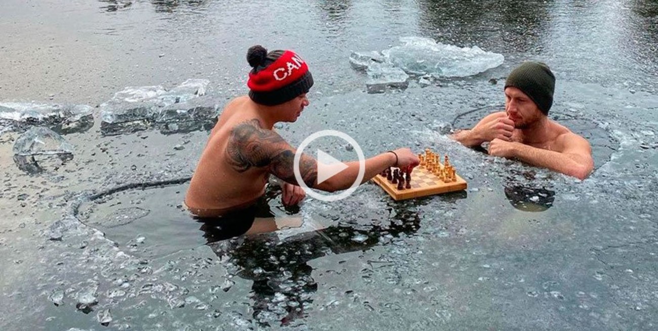 Video: jugaron ajedrez en un lago helado en Canadá