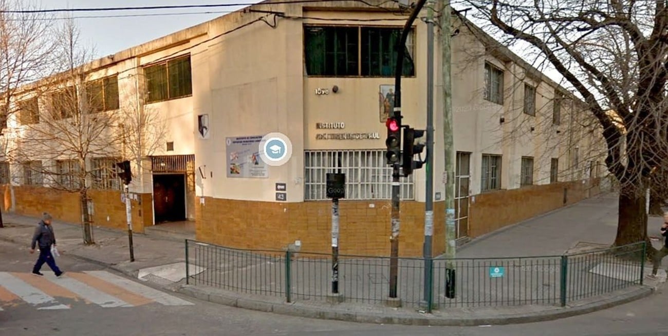 Ordenan la detención de un sacerdote acusado de abusar de una alumna en un colegio platense