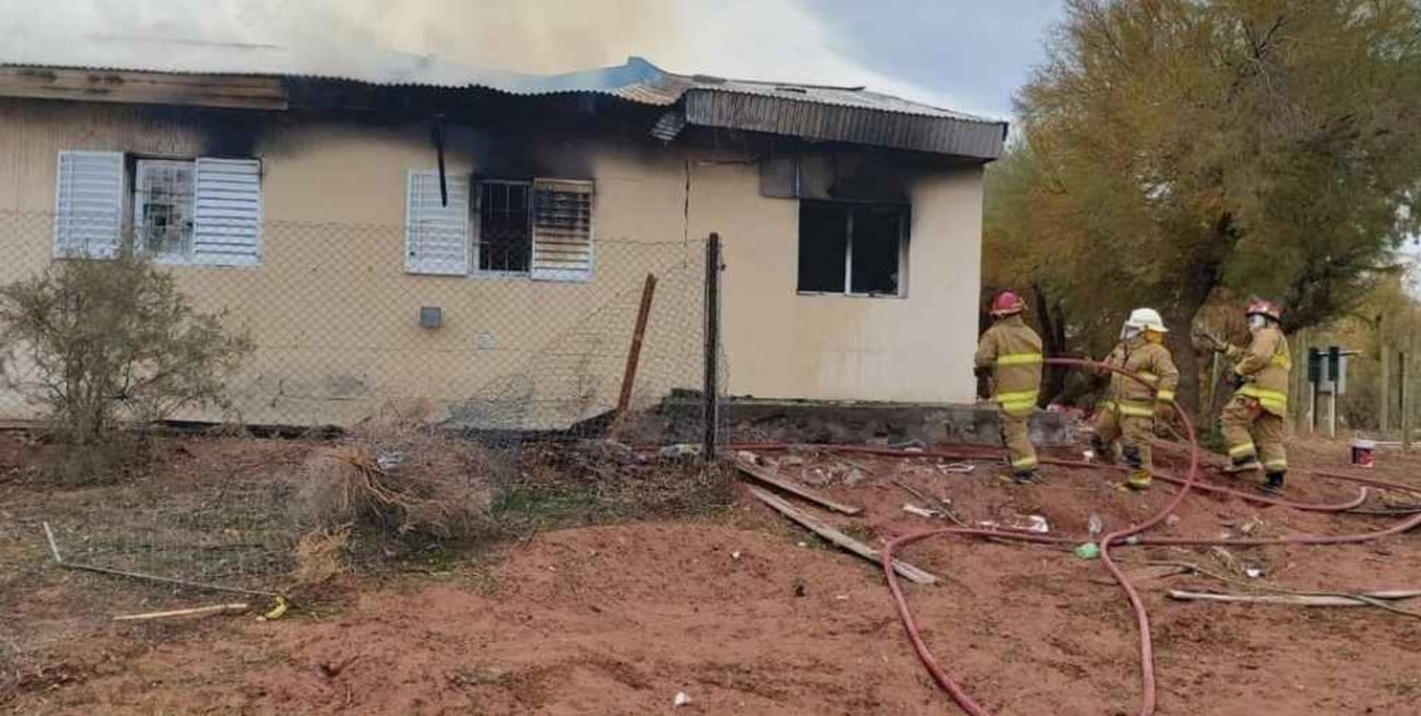 Dos operarios muertos y una docente herida de gravedad tras explosión en una escuela en Neuquén 