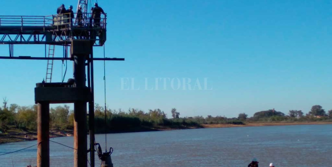 Suman bombas y equipos para reforzar la toma de agua para la ciudad de Santa Fe