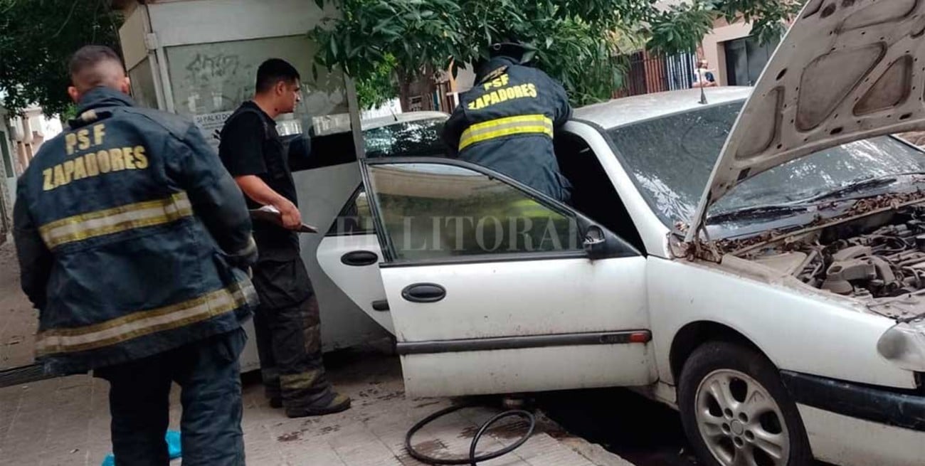 Sorpresa en pleno centro santafesino con el incendio de un viejo auto