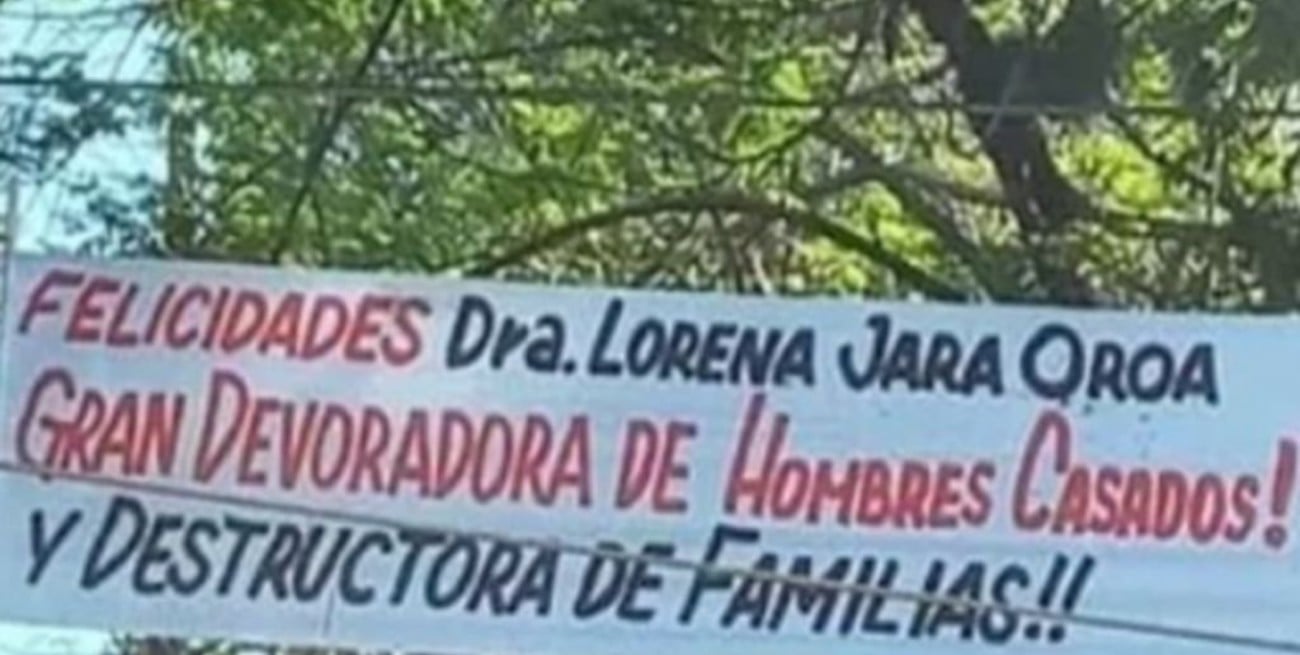 La escracharon con un pasacalles pero lo recicló para su fiesta de cumpleaños y se volvió viral