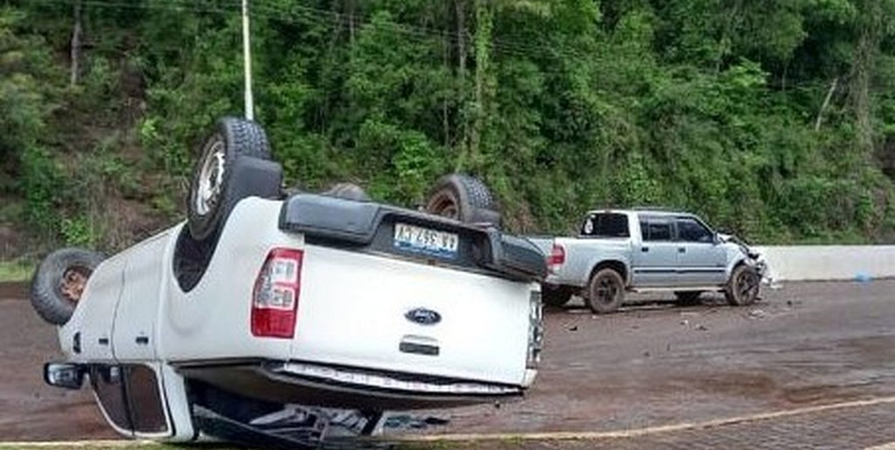 Volcó una camioneta en Misiones: era robada y traía un cigarrillos de contrabando