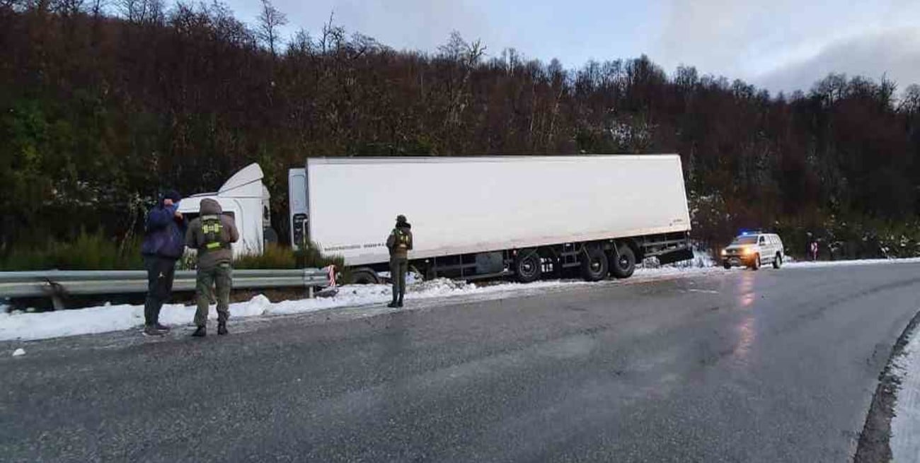 Por la presencia de hielo, hubo varios despistes en el tramo que une Bariloche y El Bolsón