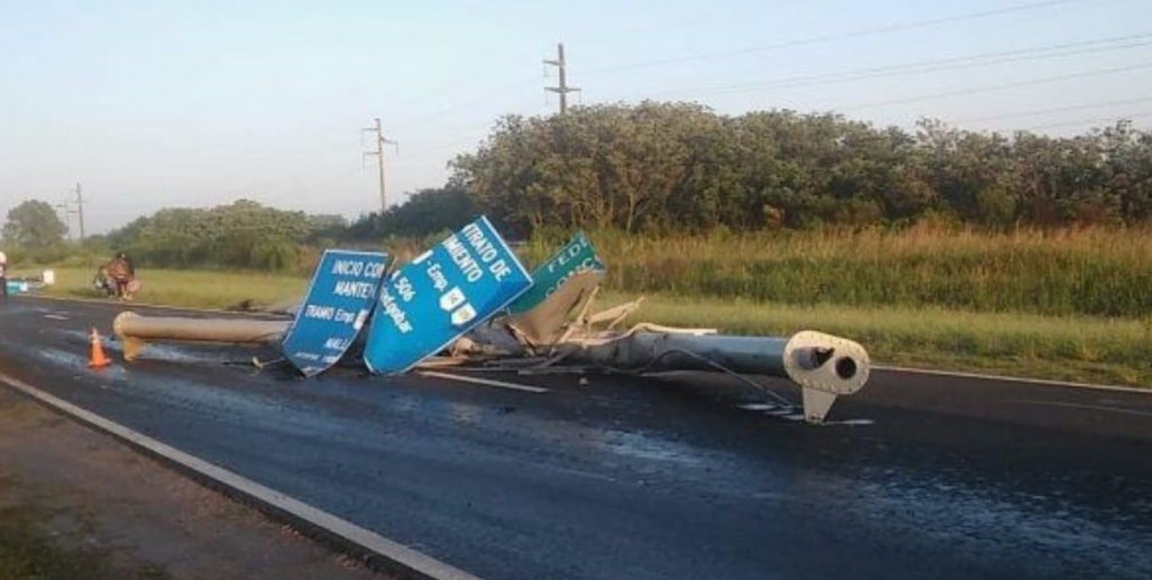 Entre Ríos: un camión provocó un fuerte accidente tras tumbar un cartel en la Ruta 127