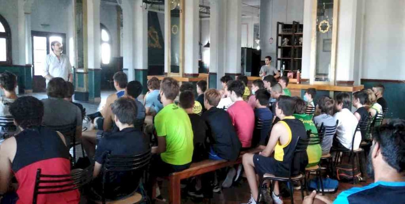 Los alumnos de Lucio Belfiori, el profe de básquet  que lucha por su vida, reciben contención emocional