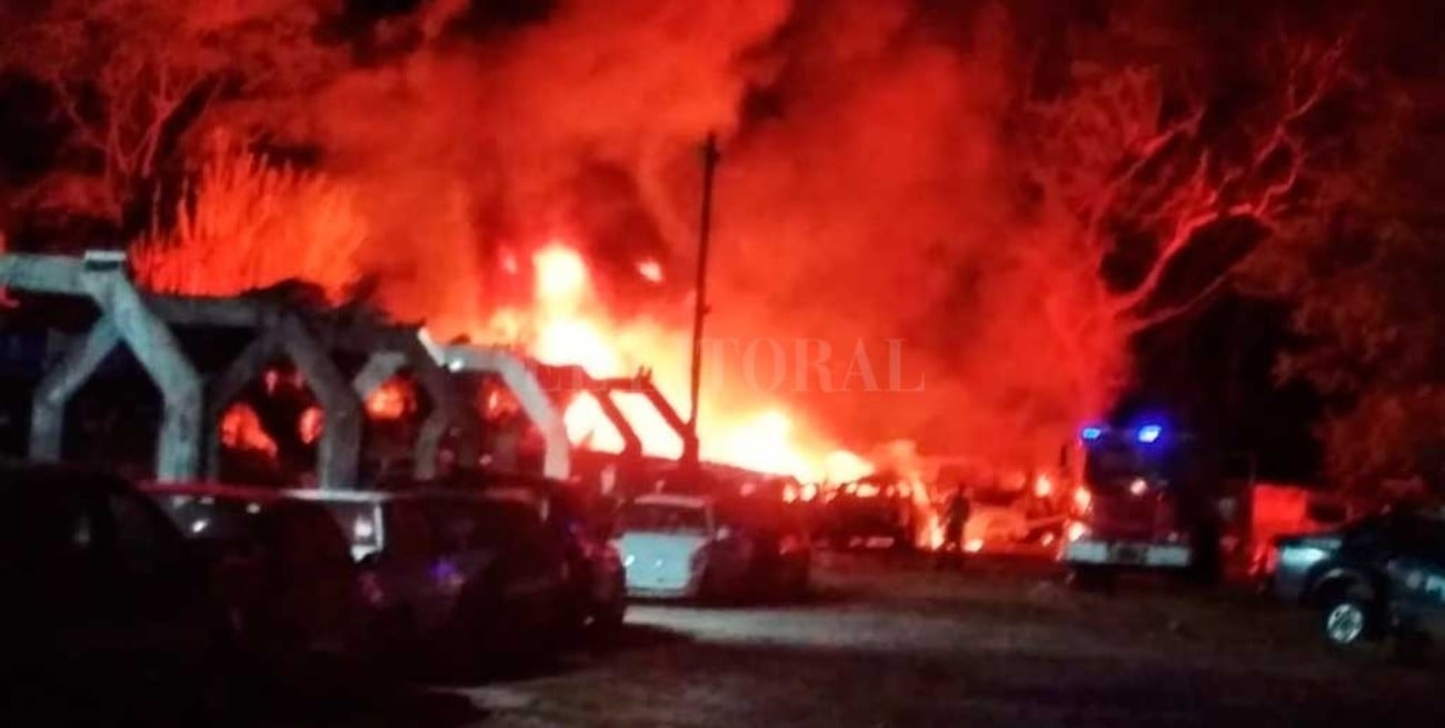 Incendio en un depósito de  autos policiales en desuso