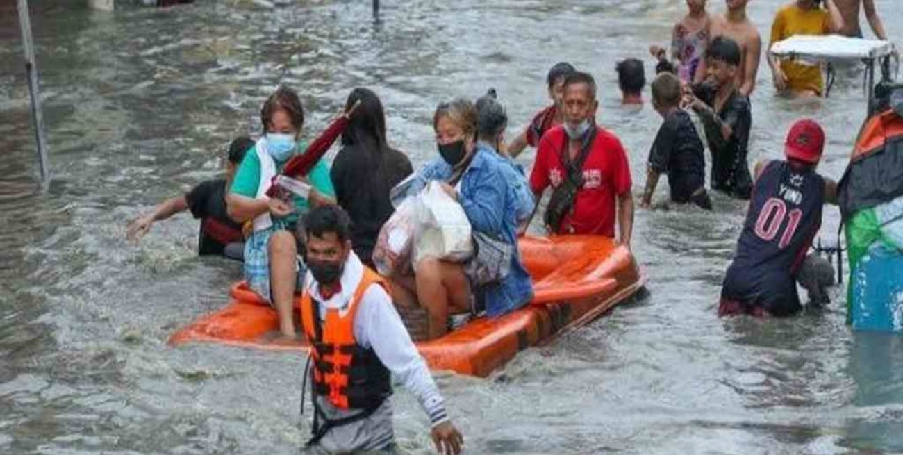 Cientos de personas son evacuadas en Filipinas tras la llegada del tifón Chanthu