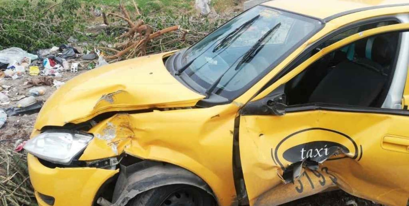 Accidente en Córdoba: un taxi fue arrollado por un tren