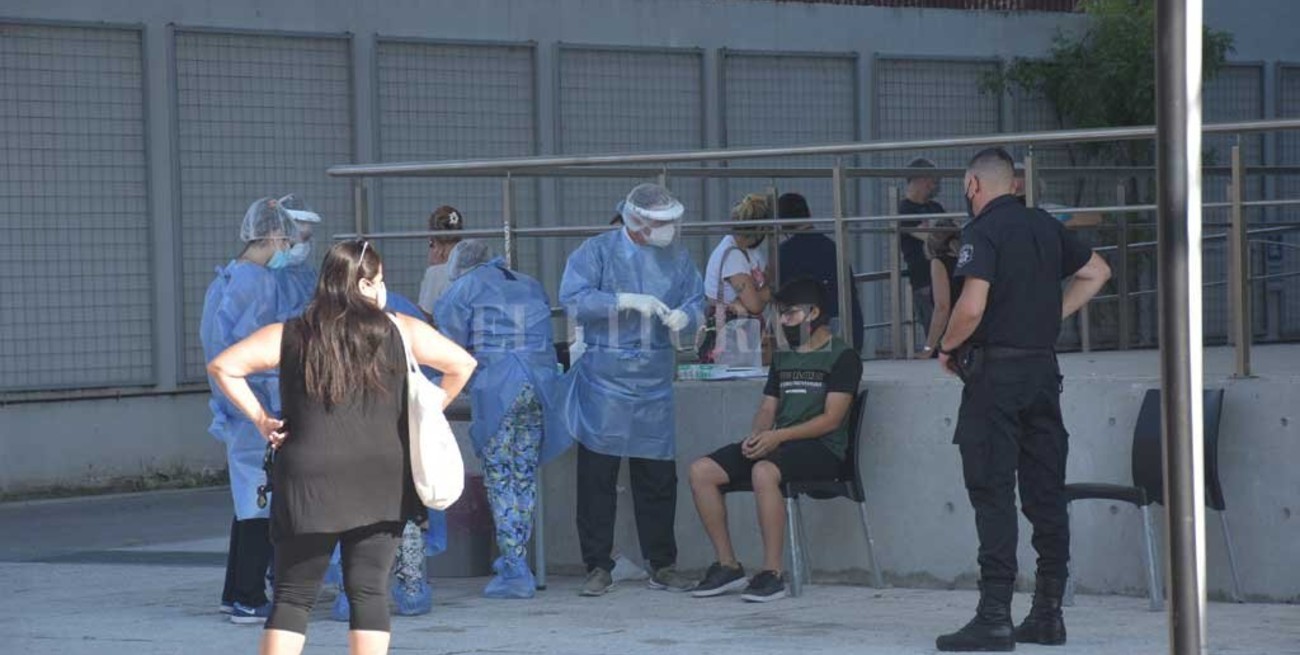 Covid en Santa Fe: 100 voluntarios universitarios "dan una mano" en los centros de testeos 