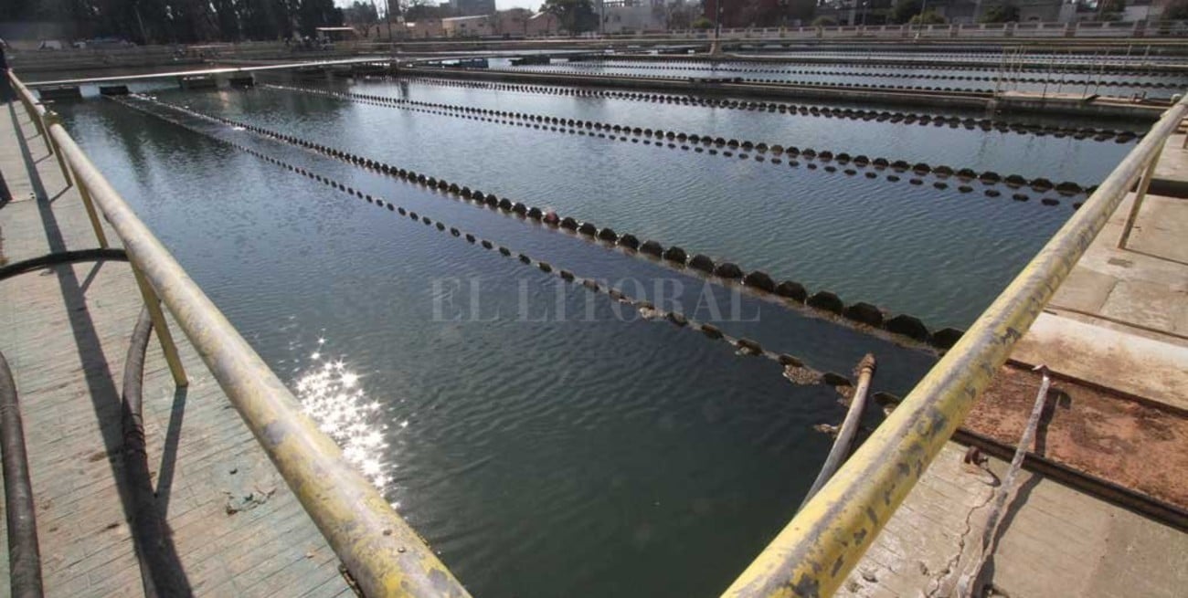 Detectan mayor presencia de un químico en la red de agua en casas de Candioti Sur