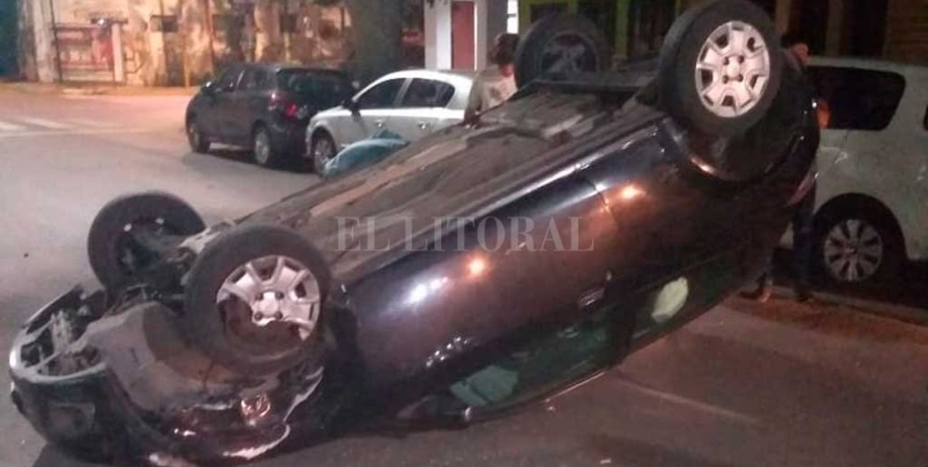 Chocó y quedó con el auto "patas para arriba" en pleno barrio Candioti