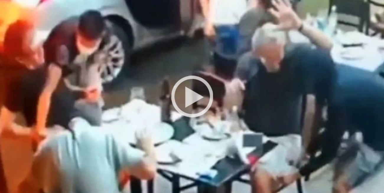 Video: asaltados mientras comían pizza en un restaurante de Ramos Mejía