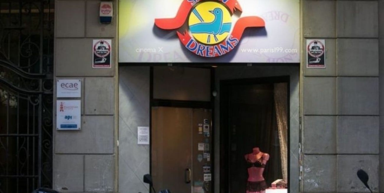 Barcelona: desalojan una orgía en un sex shop por quebrantar las medidas de seguridad contra el Covid-19