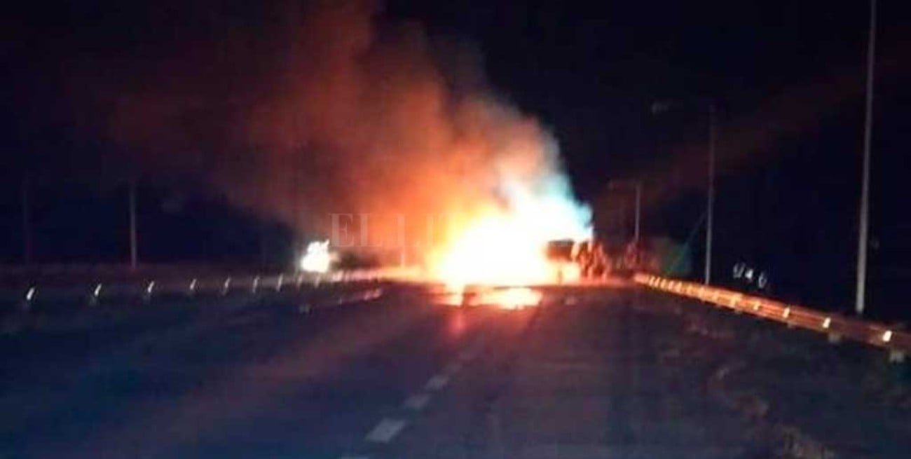 Choque de camiones dejó un muerto en la Autopista Rosario - Córdoba