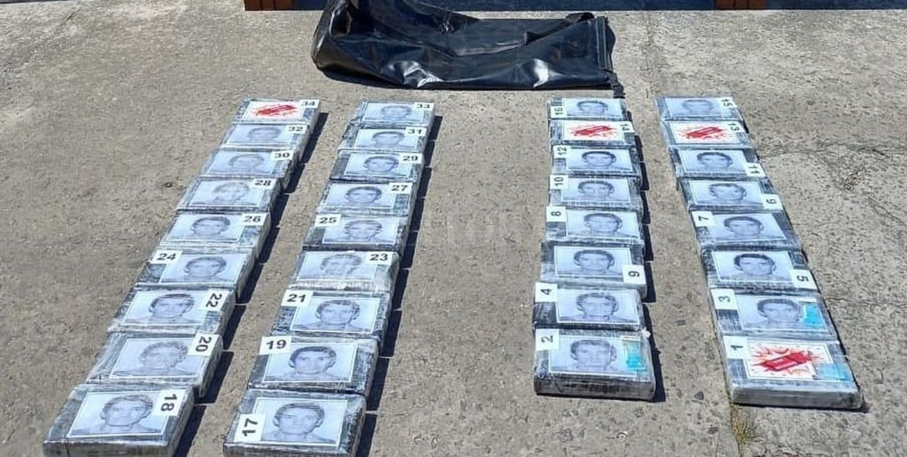 Hallan una embarcación a la deriva con 37 kilos de cocaína y un hombre muerto