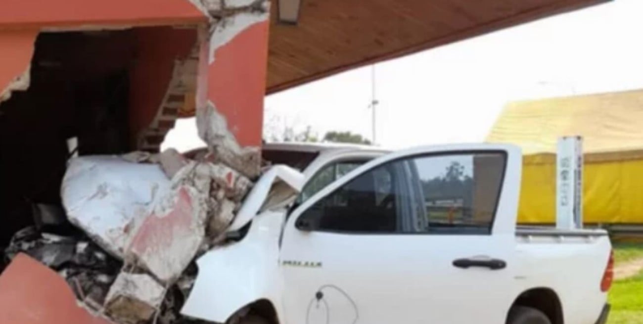 Corrientes: una camioneta se incrustó en un edificio estatal