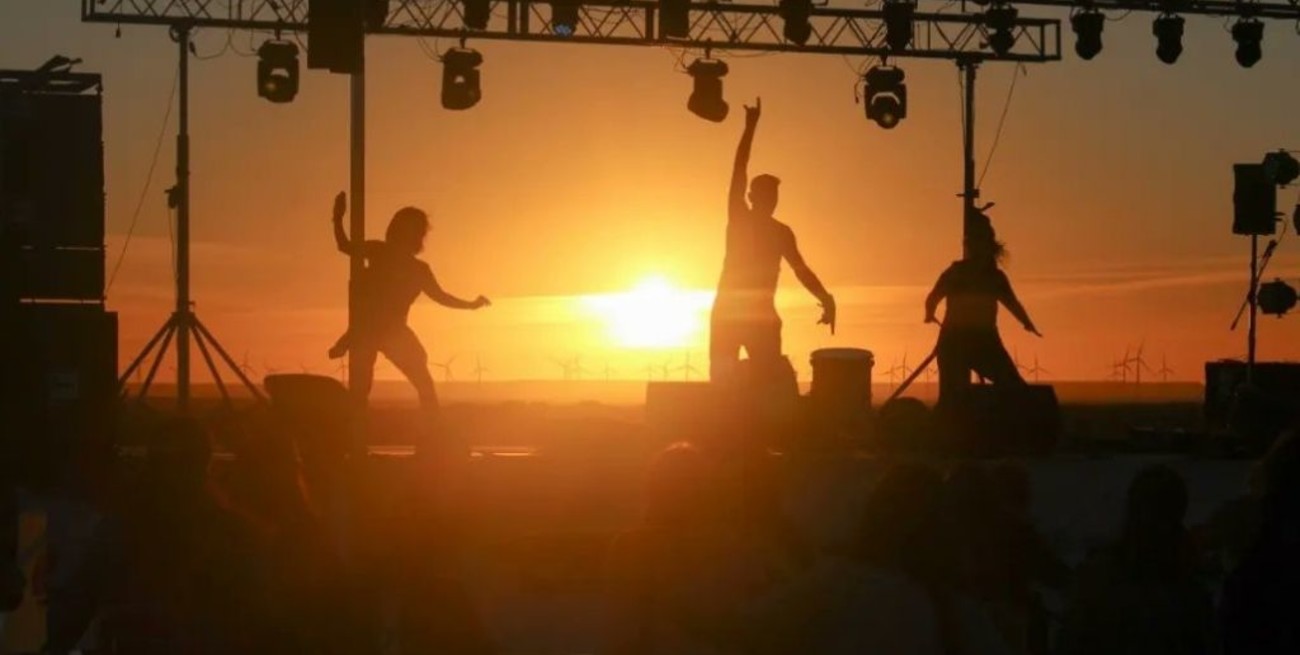 Video: en pleno show una torre de luces se derrumbó sobre los músicos