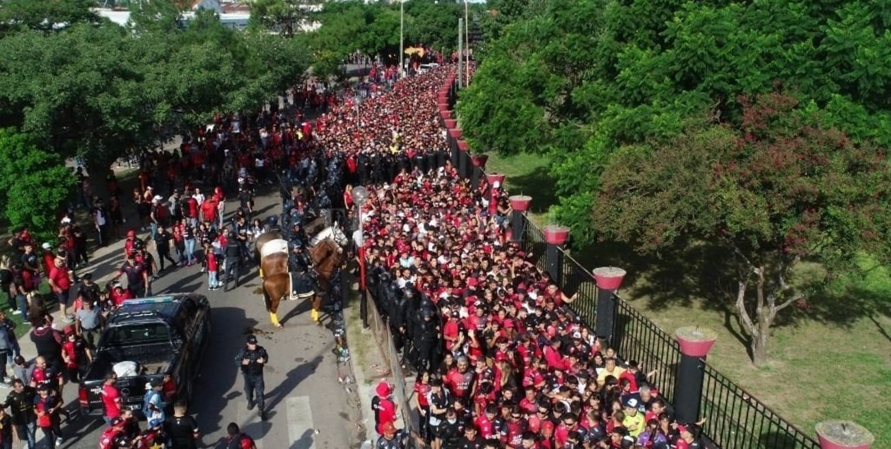 El ingreso de los hinchas de Colón desde el drone de El Litoral