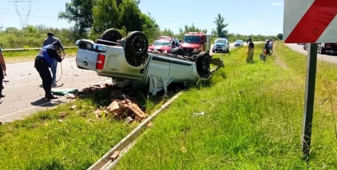 Una pareja de octogenarios volcó una camioneta en la Ruta 12: el hombre falleció