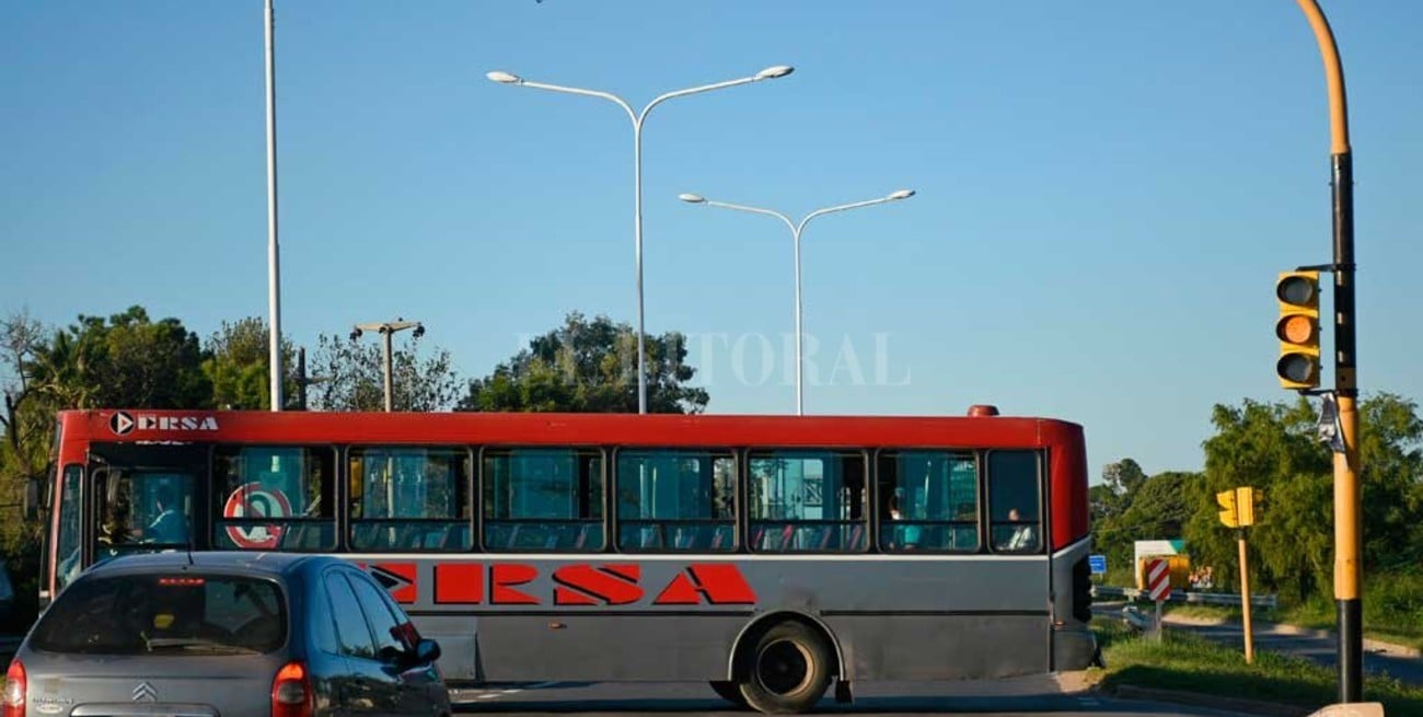 Semáforos sin sincronización en la calle de salida de Rincón hacia la Ruta N° 1