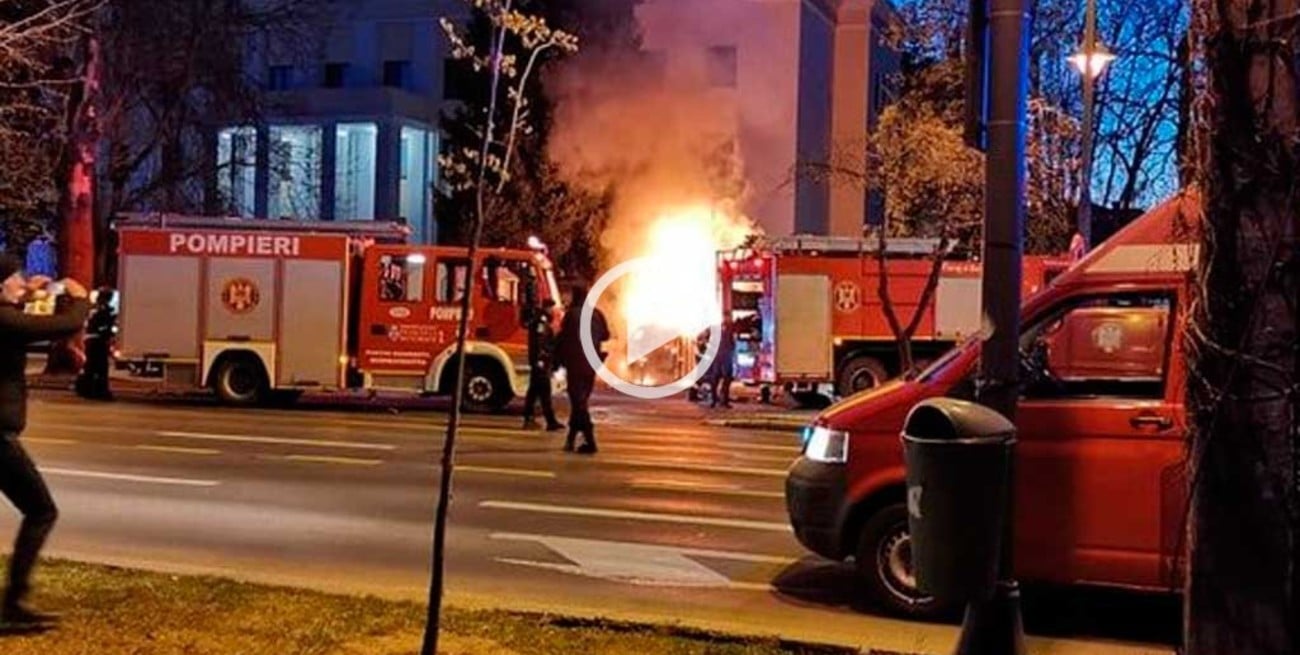 Video: murió al estrellar un auto contra la embajada de Rusia en Rumania