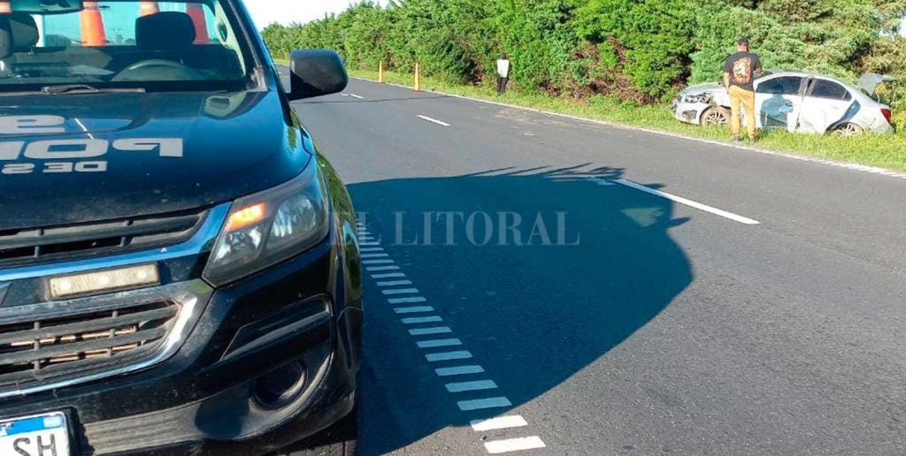 Siniestro vial en la autopista: otro auto la "encerró" y   terminó en la banquina