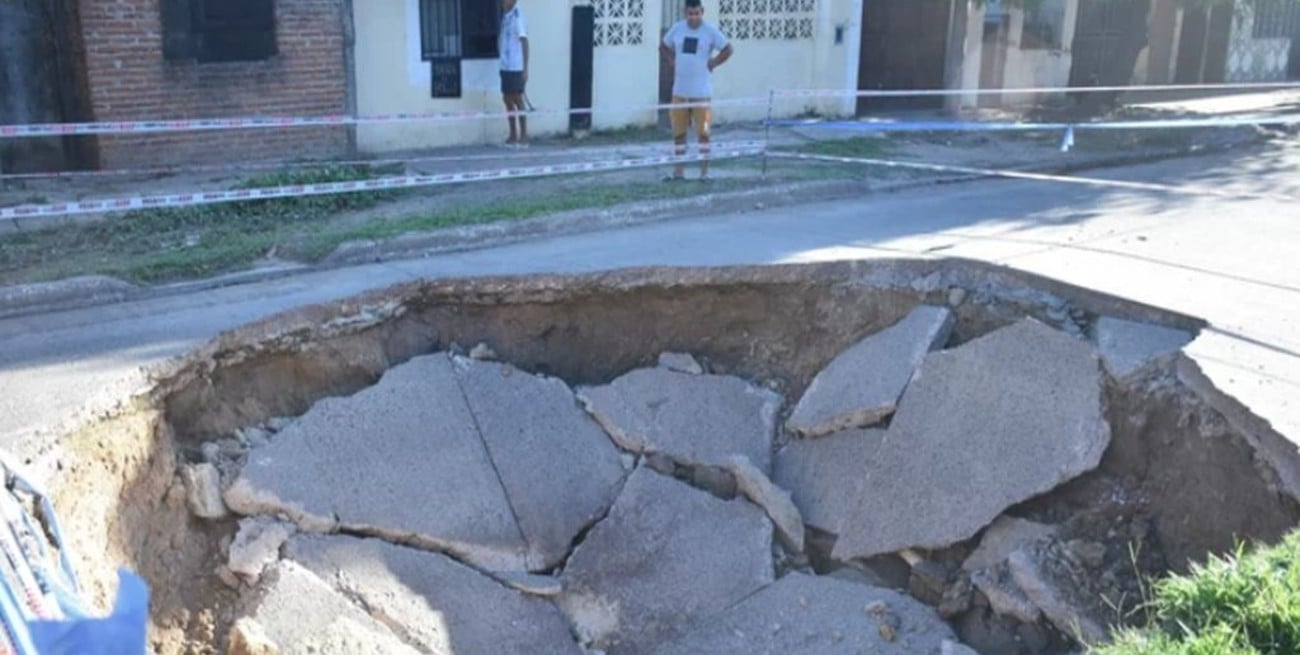 Un enorme socavón provocó sorpresa en la ciudad de Corrientes