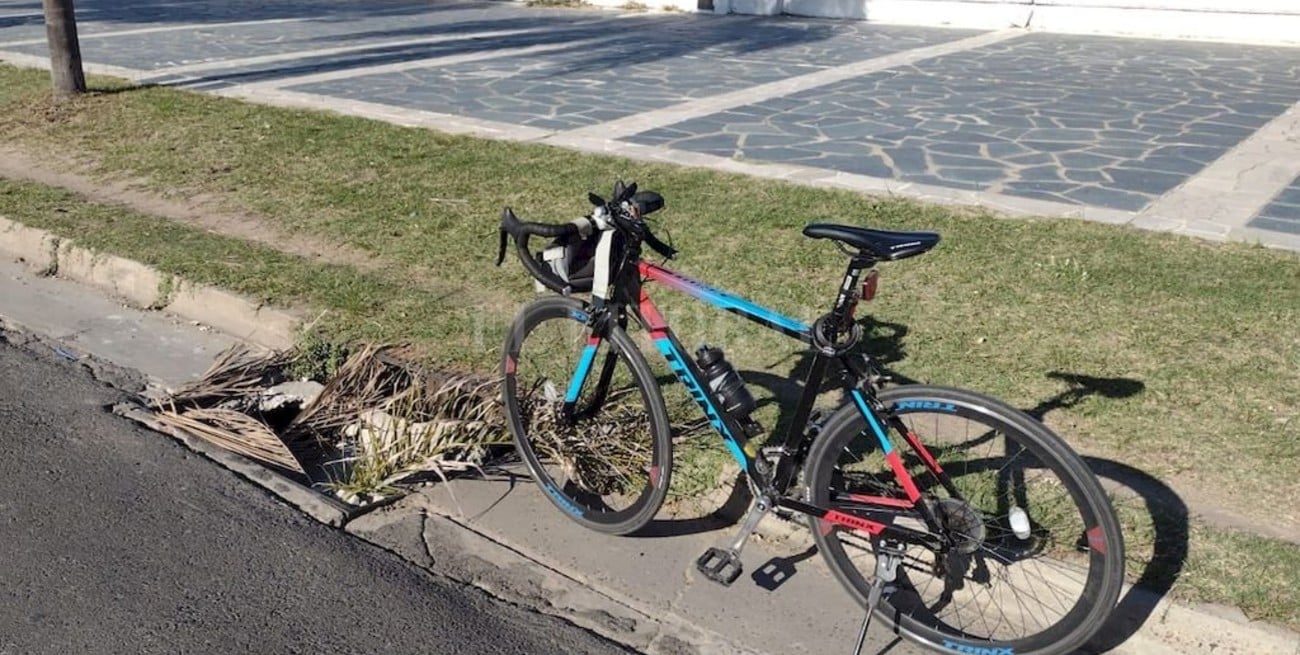 En la Costanera santafesina, una boca de tormenta rota es una trampa para ciclistas