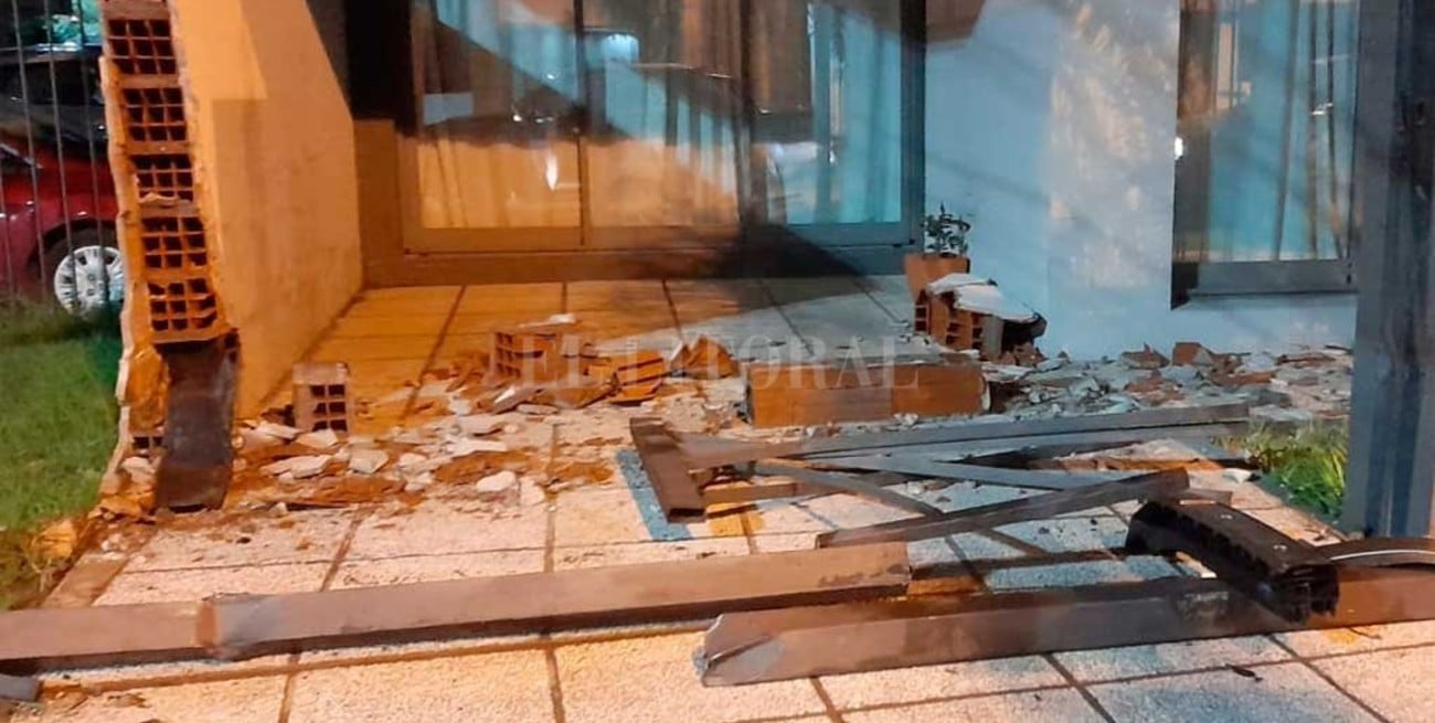 Misterio en la costanera santafesina: buscan al vehículo que destrozó el frente de una propiedad