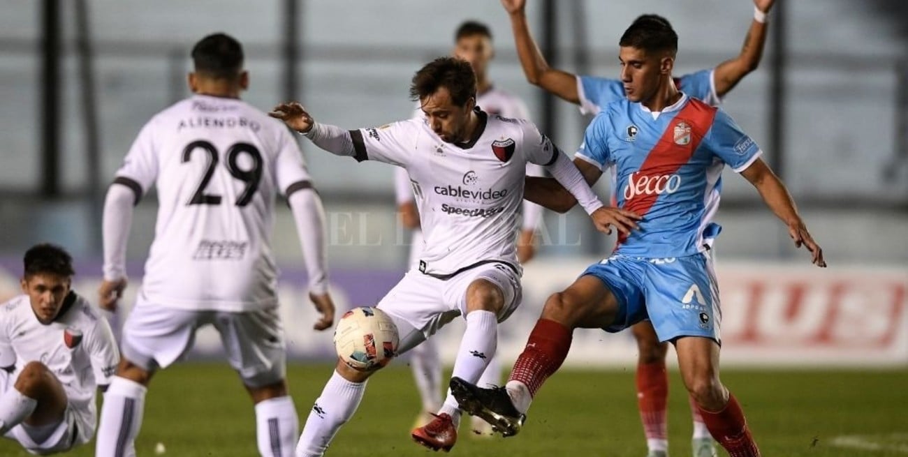 Colón "subestimó" a la Copa de la Liga y la tenía en bandeja