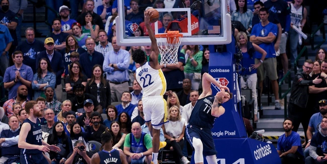 Golden State Warriors superó a Dallas Mavericks como visitante y está a un triunfo de las finales de la NBA