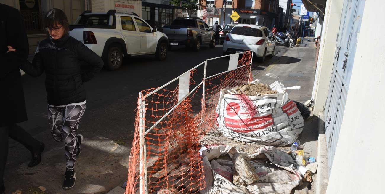 Problemas urbanos en el centro de Santa Fe: ¿Y los peatones por dónde pasan?