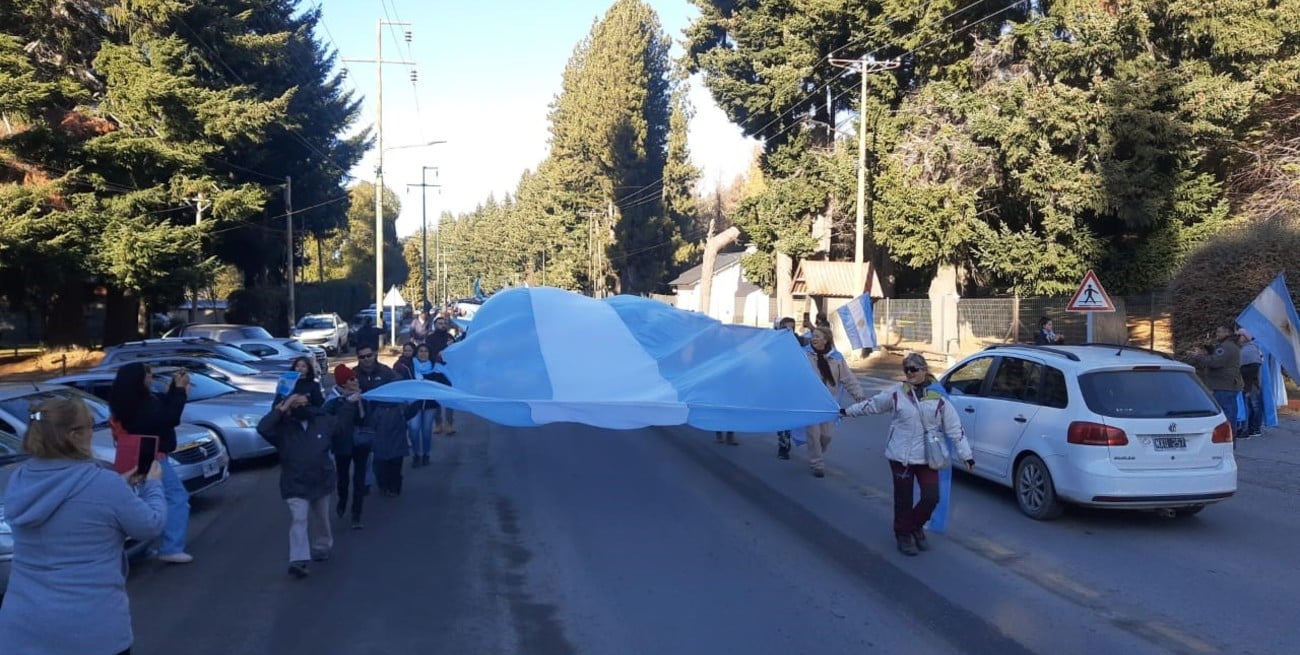 Conflicto mapuche: comenzó la marcha a favor de la Escuela Militar de Montaña