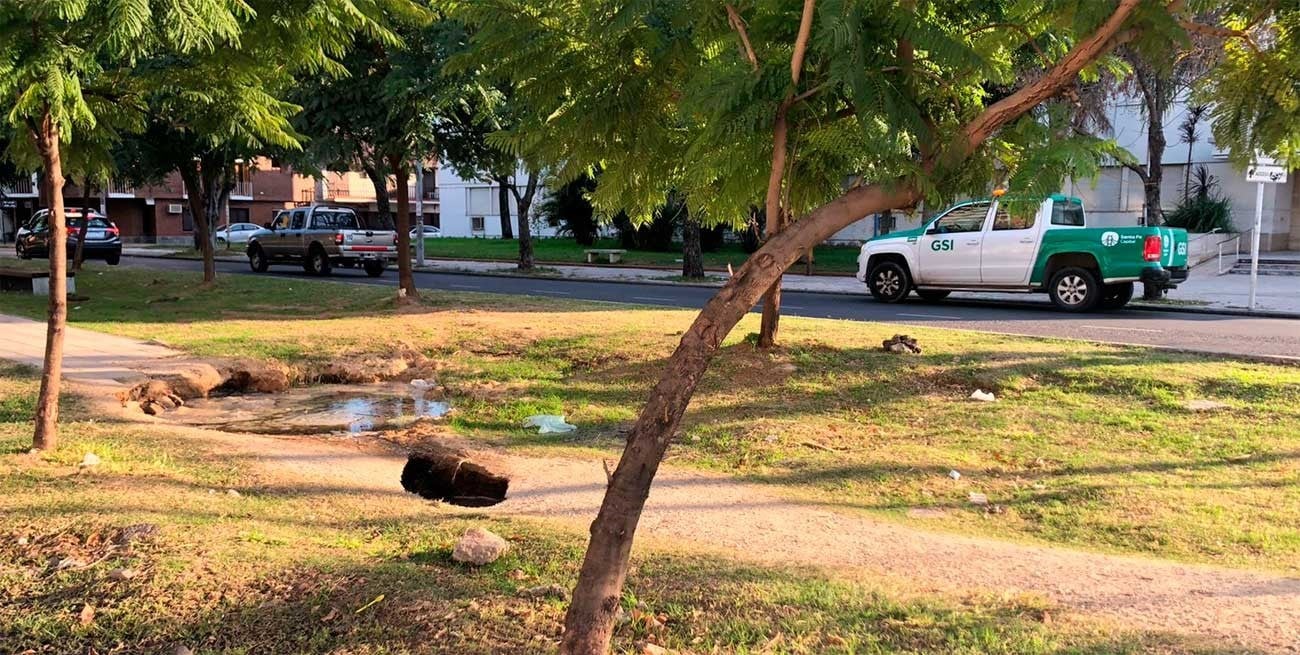 Peligro socavón: se hundió el cantero central de Bulevar cerca de Urquiza