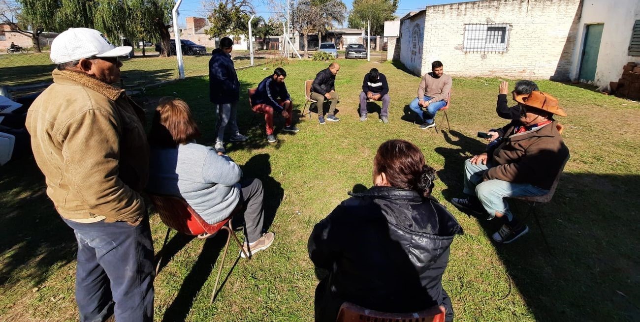 Alvizo continúa recorriendo barrios e instituciones de Santo Tomé