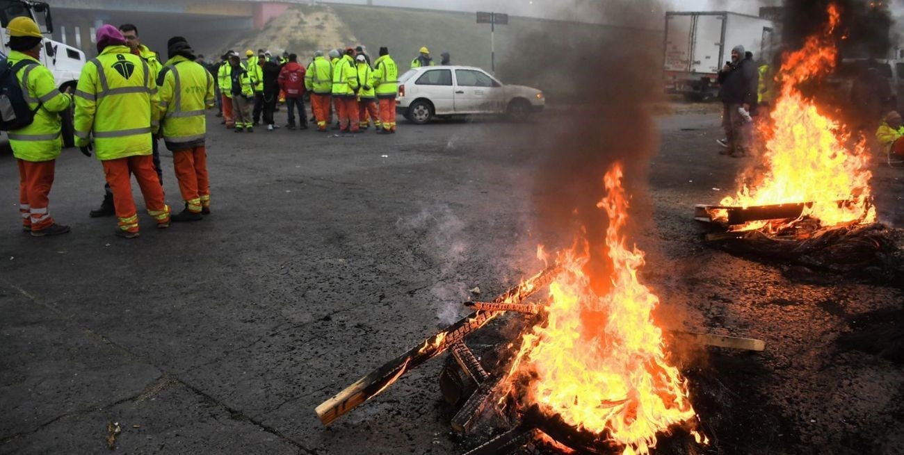 Caos de tránsito por protesta de portuarios en la zona del puerto de Rosario