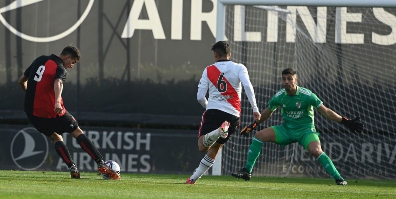 Con doblete de Déboli, la reserva de Colón venció a River 2 a 0