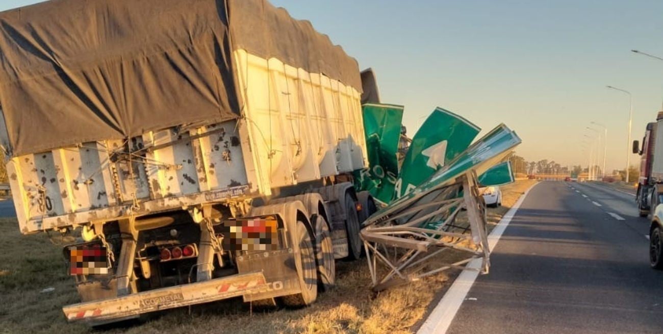 Un camión chocó contra un cartel en la autopista Santa Fe - Rosario