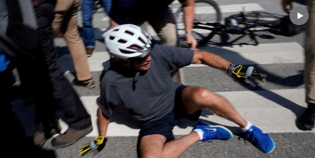 Video: Joe Biden sufrió una fuerte caída andando en bicicleta