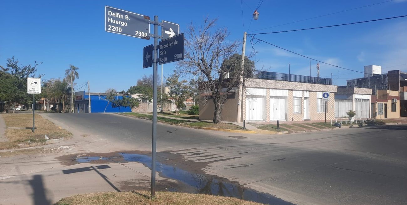 Problemas urbanos: aguas servidas en la esquina de Huergo y República de Siria provocan mal olor