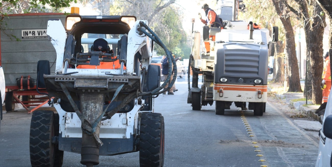 Empezó el bacheo en Candioti Sur y planean llegar al microcentro en vacaciones de julio