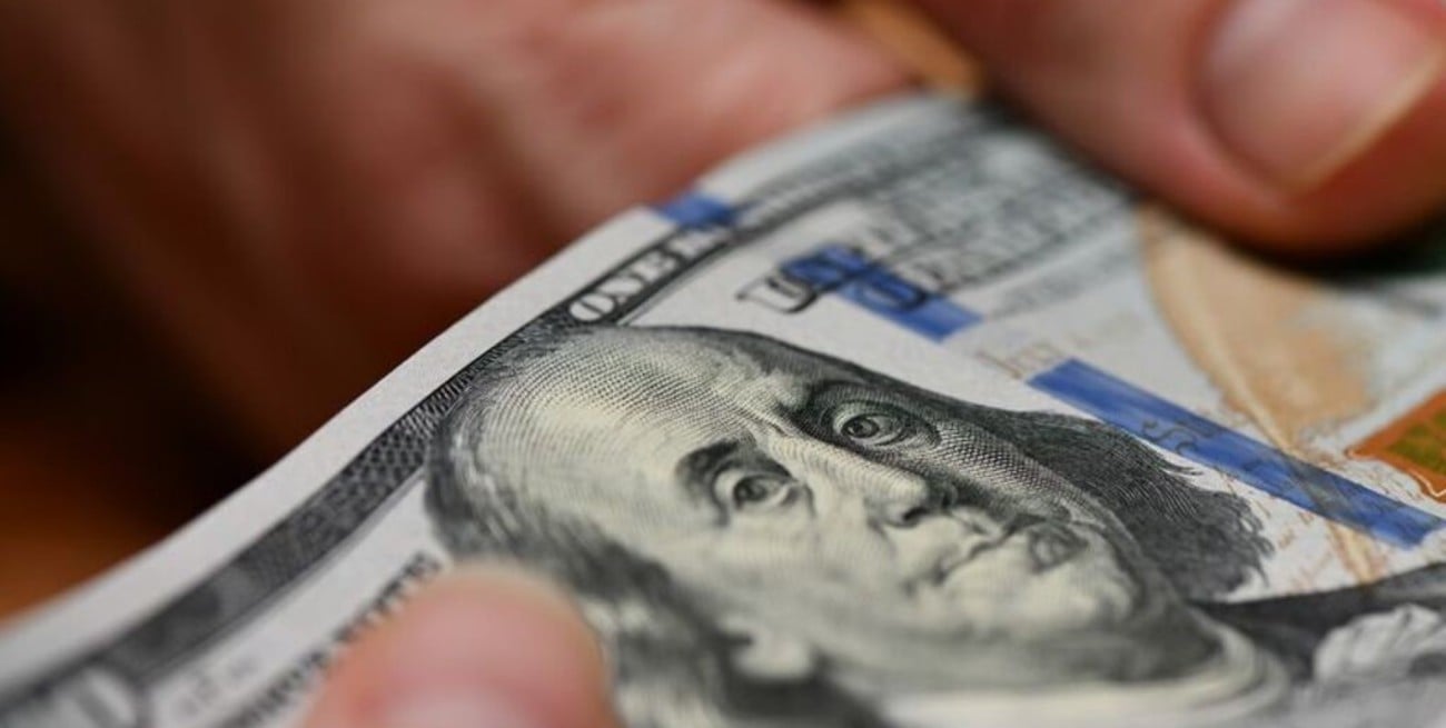 El dólar blue subió $5 y cerró a $221